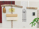 東近江市H邸｜ディーズガーデンのアールフィックスフェンスがアクセントの流れる外構デザイン