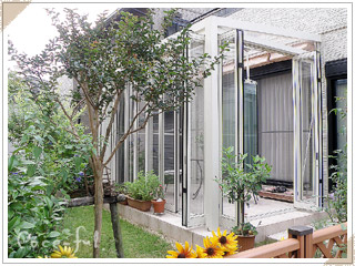 東近江市T邸ガーデンルーム『自然浴家族ジーマ』施工写真02　きれいな緑の中の『ジーマ』