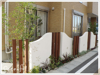 大津市Y邸外構施工写真01　白い壁映えるモザイクタイルとフラワーワークルの門まわり